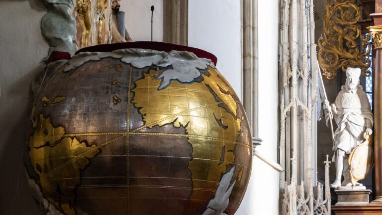 Földgömb alakú szószéket rejt egy cseh gótikus templom