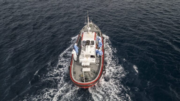 Tenerife mellett horgonyzott le a hantavírus-fertőzött óceánjáró