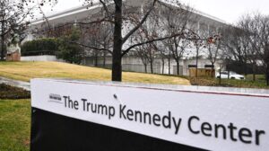 Leszedetnék Trump nevét a Kennedy-központról