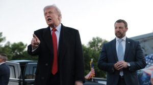 Trump kegyesen elhalasztotta az EU-s autókra beígért 25 százalékos vámot