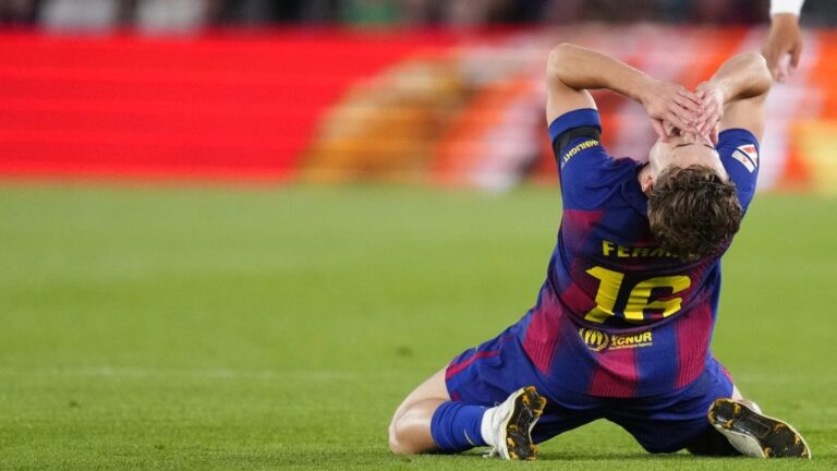 Tét nélküli meccsen tört el a lábközépcsontja, nem megy a vébére a Barca-focista