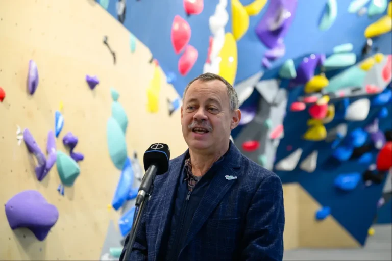 Révész Máriusz Balásy interjúja után arról beszélt, hiába panaszkodtak a túlárazott szerződésekre, se Gulyás, se Navracsics nem tett semmit