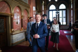 Magyar Péter eskütétele után a Himnusz, a székely, az európai és a cigány himnusz is elhangzik majd