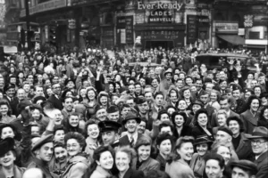 II. Erzsébet hercegnőként a londoni tömegben elvegyülve ünnepelte a náci Németország kapitulációját