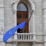 12 év után újra látni: már kint lobog az Európai Unió zászlaja a Parlament épületén
