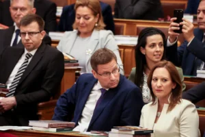 Merev tekintetek, feszülő állkapcsok és pókerarc – galéria a fideszes képviselőkről a parlament alakuló ülésén