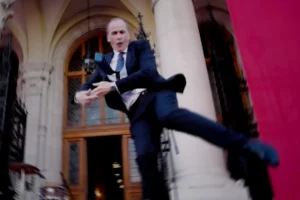 Hegedűs Zsolt miniszter a Parlament lépcsőjén ismételte meg elhíresült táncát