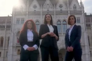 Videóban mutatkoznak be az új kormányszóvivők, egyiküket korábban már háromszor is kitiltották a Parlamentből