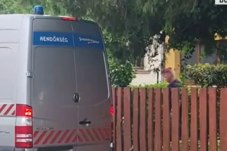 Videón, ahogy kikísérik a rendőrök Bóna Zoltán volt fideszes országgyűlési képviselőt