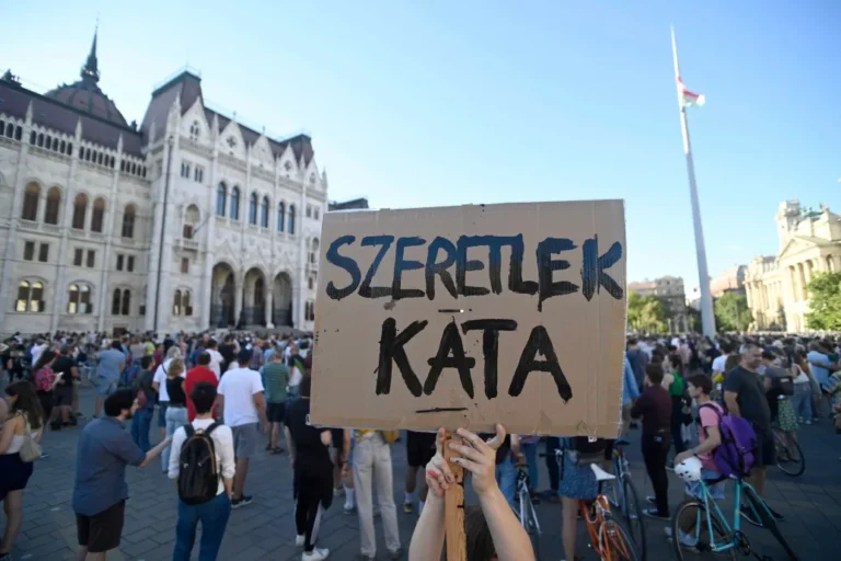 Több százezren várhatják, hogyan szélesíti ki újra a katát a kormány