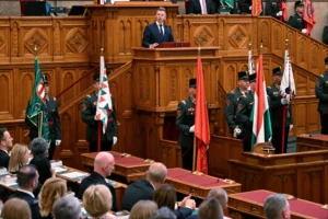 Havi 4-5 millió forintról mondhat le Magyar Péter, de ez csak a jéghegy csúcsa