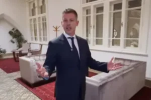Magyar Péter videón mutatta be a Belügyminisztérium milliárdokért felújított épületét