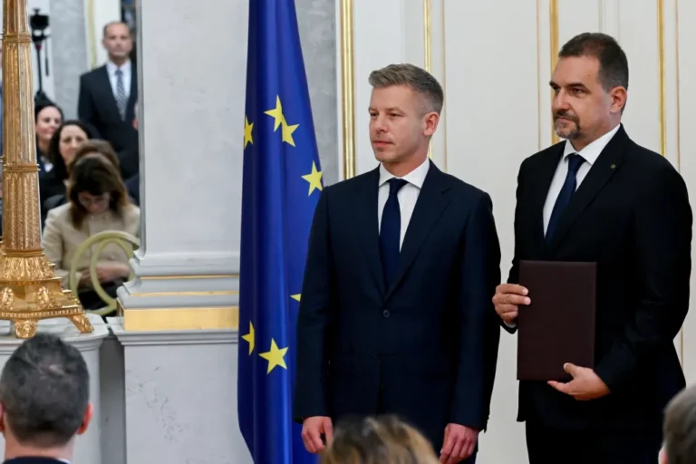 Belső vizsgálat indul, miután Sulyok Tamás államfő egyik MTI-képen sem látszik a miniszteri kinevezésen