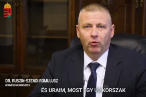 Ruszin-Szendi bejelentette, hogy visszanevezik Petőfire a Mária Terézia laktanyát, és több szabadnapot adnak a katonáknak