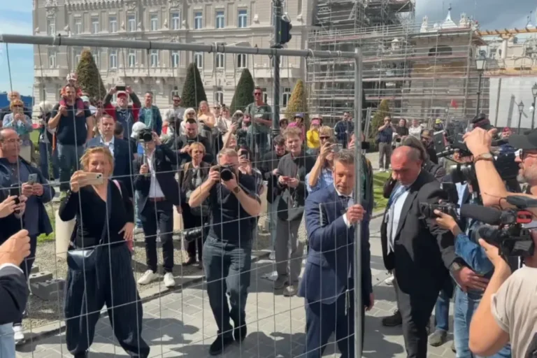 Magyar Péter kordont bont a Karmelitánál, élő közvetítés Róna Dániellel
