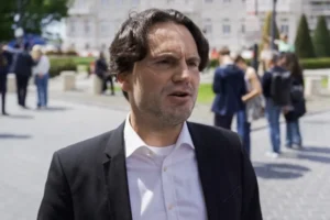 Fact-check: Tényleg nem érvényes Havasi Bertalan felmentése a Kabinetiroda átalakulása miatt?