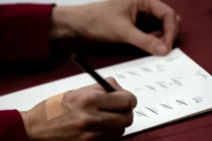 Kutatók megfejthették, miért jobbkezes az emberek többsége