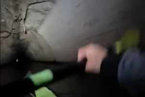 Sikerrel járt az extrém kajakos kísérlet a Rákosrendező alatti csatornán