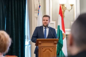 Milliós összeget fizetett a Fidesz győri médiacége a Mandiner újságírójának olyan videókért, amiket alig nézett valaki