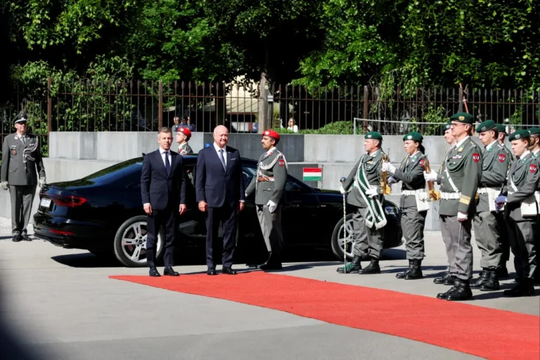 Magyar Péter és miniszterei megérkeztek Bécsbe, az osztrák kancellárnál kezdik a napot