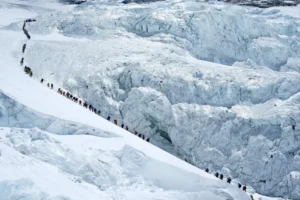 Rekord: 274 hegymászó állt sorban a Mount Everesten, hogy felérjen a csúcsra