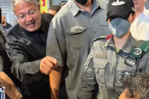 Izrael nemzetbiztonsági minisztere olyan videót posztolt, amin izraeli zászlót lengetve üvöltözik fogvatartott, földön térdelő aktivistákkal