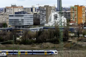 Több nagyvárosban és fővárosi kerületben is összeért a panelek és az új lakások ára