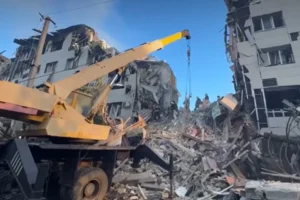 Moszkva szerint kollégiumba, Kijev szerint orosz parancsnoki állásba csapódtak az ukrán drónok