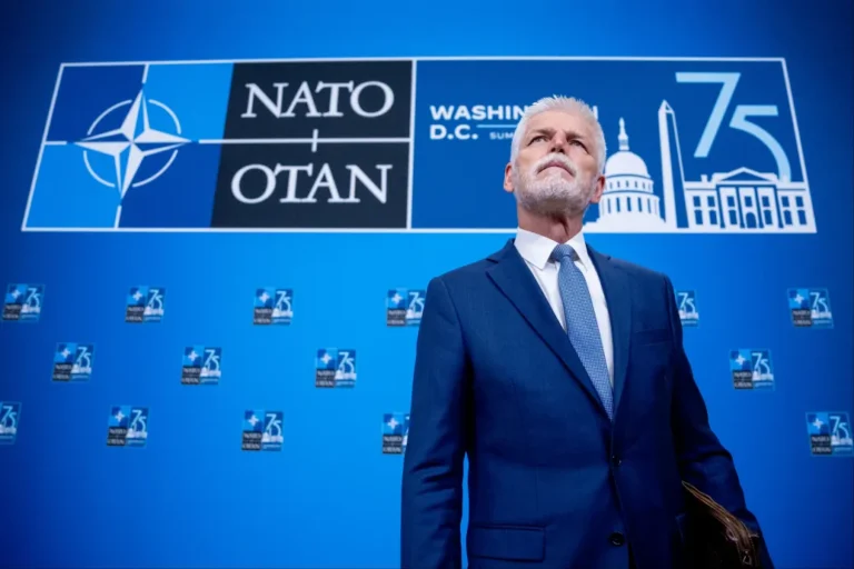 Határozott erő felmutatását követeli Oroszországgal szemben a NATO-tól a cseh elnök