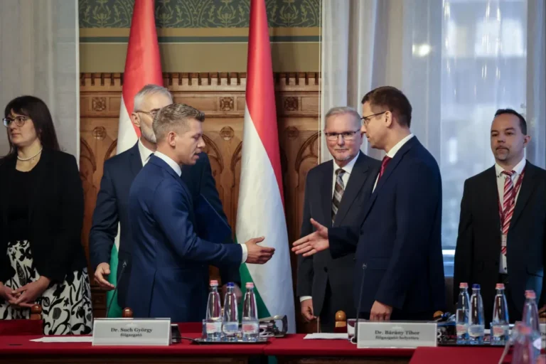 Egymásnak üzenget Magyar Péter és Gulyás Gergely a kegyelmi ügyben