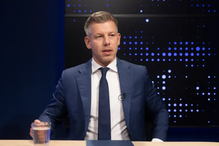 Számtalan üzenetet kapok oligarcháktól, ezekre én nem válaszolok, fel sem merül, hogy bárki kiegyezzen bárkivel – Magyar Péter élőben