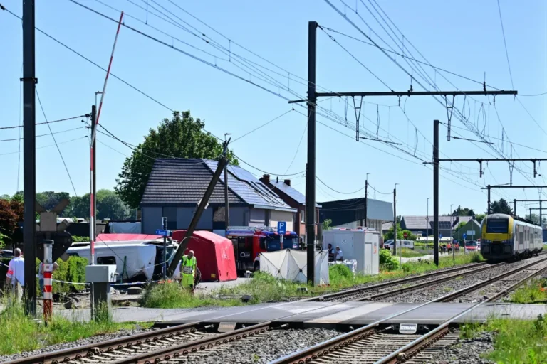 Vonattal ütközött egy iskolabusz Belgiumban, két gyerek és két felnőtt halt meg a balesetben