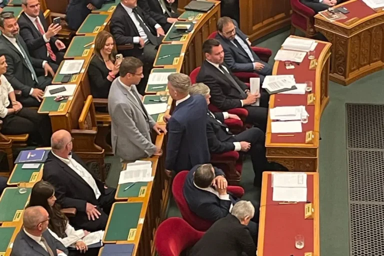 Videón, ahogy Magyar Péter odament Gulyás Gergelyhez