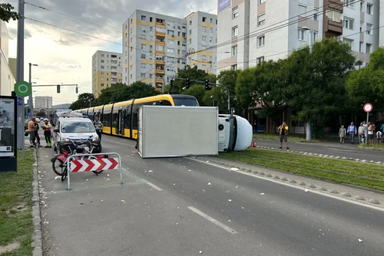 Villamossal ütközött, majd felborult egy kisteherautó az Etele úton, leállt a villamosforgalom