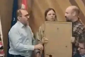 A NER nyilatkozatát akarta levenni az önkormányzat faláról a csepeli képviselő, erőszakkal vádolták meg