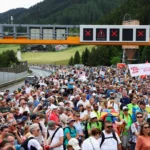 Több ezer osztrák tüntető vonult egy autópályán, hogy a kamionok és turisták ellen tiltakozzon