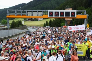 Több ezer osztrák tüntető vonult egy autópályán, hogy a kamionok és turisták ellen tiltakozzon