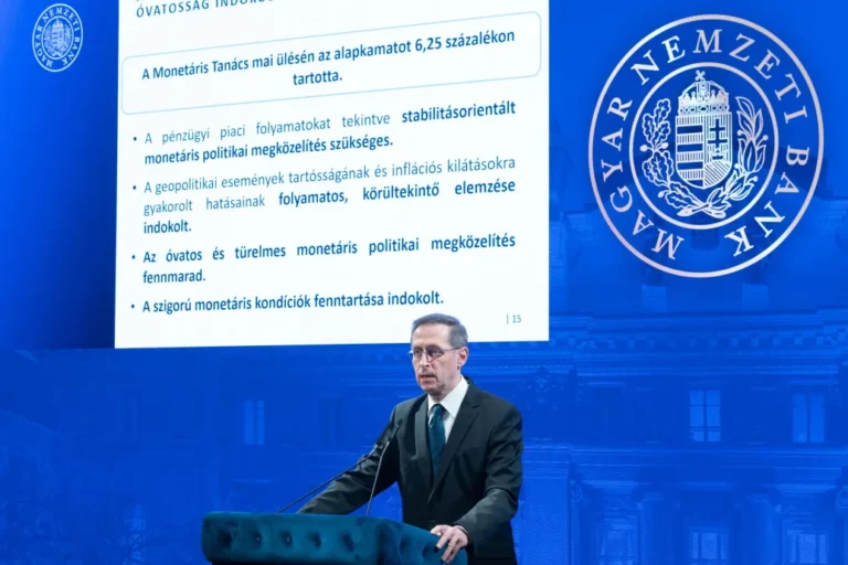 Annyira veszik a forintot és a magyar államadósságot, hogy az egész világgal szembemehet az MNB