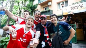 Megőrülés az Arsenal szurkolói zónájában