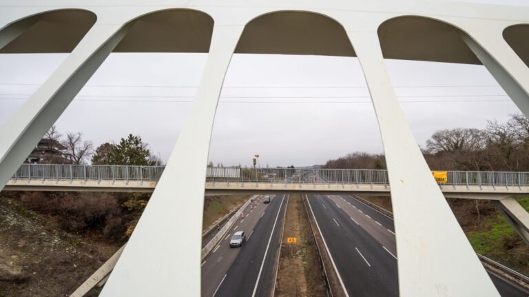 Éjszaka teljesen lezárják az M7-es autópályát a régi velencei gyalogoshíd bontása miatt