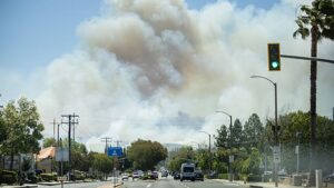 Gyorsan terjedő bozóttűz söpör végig Dél-Kalifornia dombjain