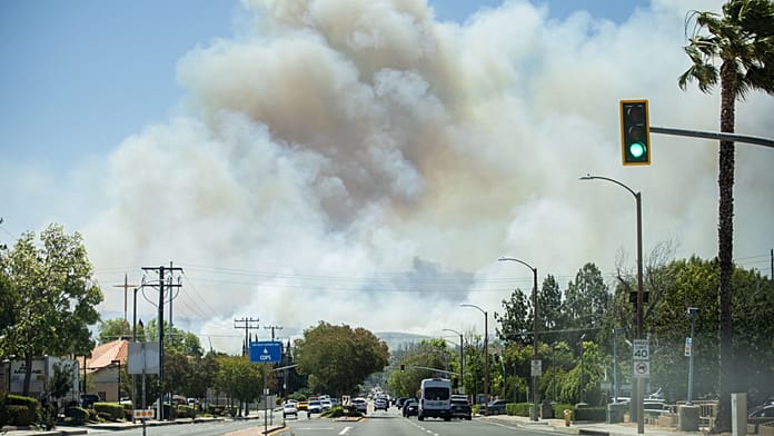 Gyorsan terjedő bozóttűz söpör végig Dél-Kalifornia dombjain