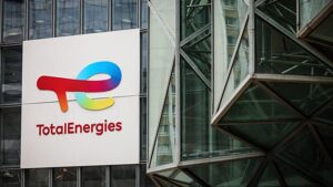 Francia gazdák trágyát borítanak a TotalEnergies finomítónál az üzemanyagárak ellen