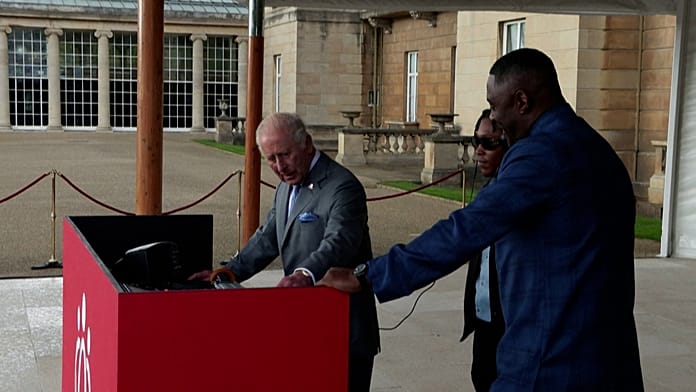 III. Károly király és Idris Elba együtt kever a királyi kerti partin