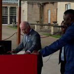 III. Károly király és Idris Elba együtt kever a királyi kerti partin