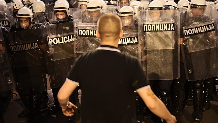 Erőszakos összecsapások törnek ki Belgrádban a tömegtüntetés után