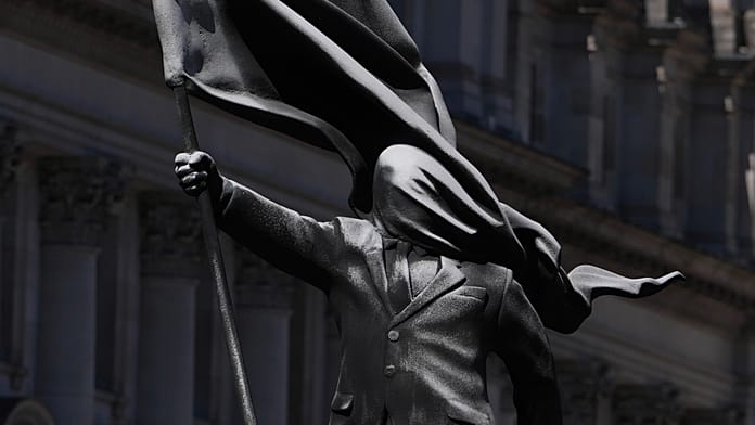 Tömeg gyűlik London belvárosában, miután Banksy megerősítette az új szobrot