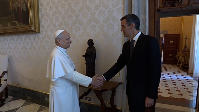 XIV. Leó pápa a Vatikánban találkozik Pedro Sánchezzel spanyolországi látogatása előtt