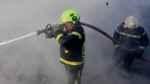 Orosz irányított bombatámadások legalább 26 civilt ölnek Ukrajnában