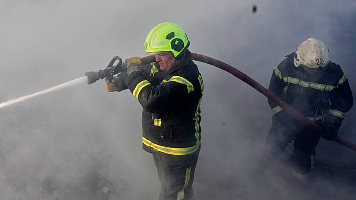 Orosz irányított bombatámadások legalább 26 civilt ölnek Ukrajnában